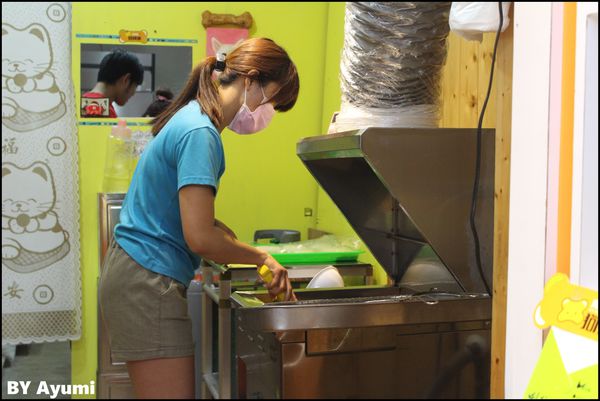 狗骨頭蔥油餅:『愛評體驗團』台中知名逢甲夜市排隊人氣小吃~狗骨頭蔥油餅、超平價的銅板美食、造型吸睛又美味~ 狗骨頭蔥油餅:『愛評體驗團』台中知名逢甲夜市排隊人氣小吃~狗骨頭蔥油餅、超平價的銅板美食、造型吸睛又美味~