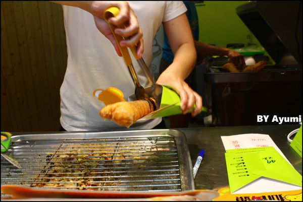 狗骨頭蔥油餅:『愛評體驗團』台中知名逢甲夜市排隊人氣小吃~狗骨頭蔥油餅、超平價的銅板美食、造型吸睛又美味~ 狗骨頭蔥油餅:『愛評體驗團』台中知名逢甲夜市排隊人氣小吃~狗骨頭蔥油餅、超平價的銅板美食、造型吸睛又美味~