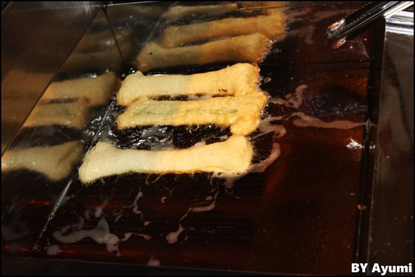 狗骨頭蔥油餅:『愛評體驗團』台中知名逢甲夜市排隊人氣小吃~狗骨頭蔥油餅、超平價的銅板美食、造型吸睛又美味~ 狗骨頭蔥油餅:『愛評體驗團』台中知名逢甲夜市排隊人氣小吃~狗骨頭蔥油餅、超平價的銅板美食、造型吸睛又美味~