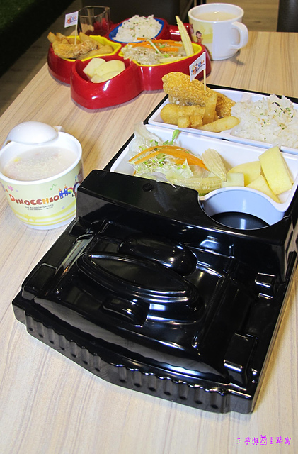 ❤食❤Rainbow樂寶遊學趣親子餐廳-沙坑球池溜滑梯-男孩女孩專屬遊戲室-小型賽車跑道-試營運還抽玩具車♛王子與公主的窩♛