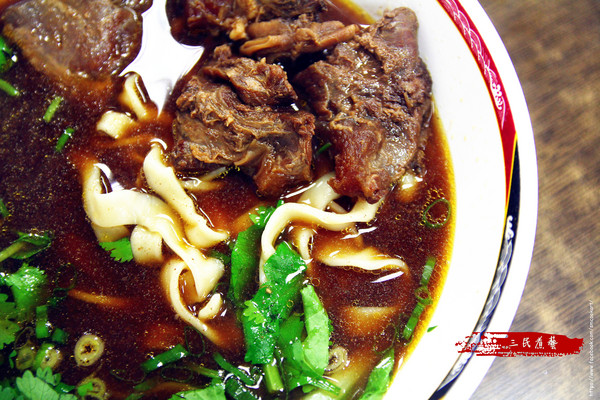 三民煮藝：【新北市新店區。小吃】三民煮藝 招牌椒香系列 香麻辣平衡夠味 一吃上癮 心中排行第一名 小碧潭捷運站