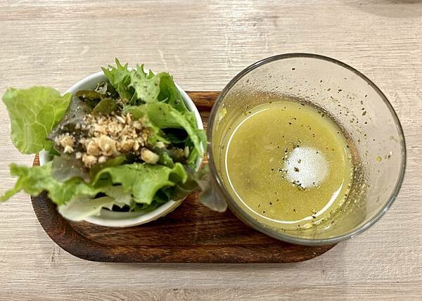 捷運文湖線六張犁站附近咖啡輕食推薦/草泥CAFE/帶媽媽來享受美食與悠閒的下午時光/有插座與免費WIFI/付款方