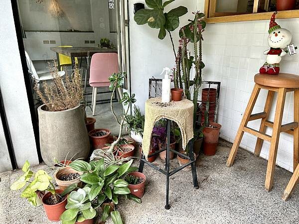 捷運文湖線六張犁站附近咖啡輕食推薦/草泥CAFE/帶媽媽來享受美食與悠閒的下午時光/有插座與免費WIFI/付款方