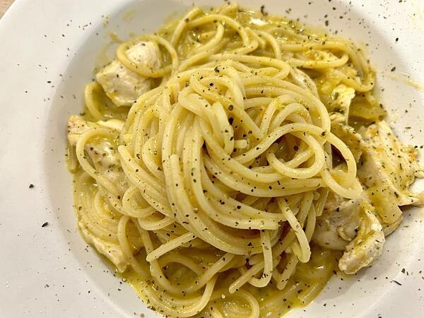 捷運文湖線六張犁站附近咖啡輕食推薦/草泥CAFE/帶媽媽來享受美食與悠閒的下午時光/有插座與免費WIFI/付款方