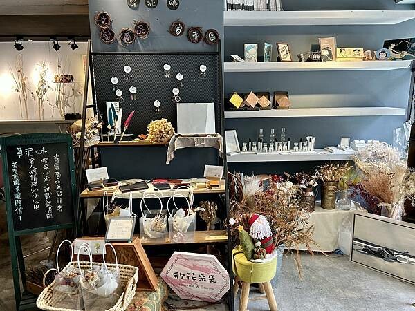 捷運文湖線六張犁站附近咖啡輕食推薦/草泥CAFE/帶媽媽來享受美食與悠閒的下午時光/有插座與免費WIFI/付款方