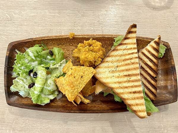 捷運文湖線六張犁站附近咖啡輕食推薦/草泥CAFE/帶媽媽來享受美食與悠閒的下午時光/有插座與免費WIFI/付款方