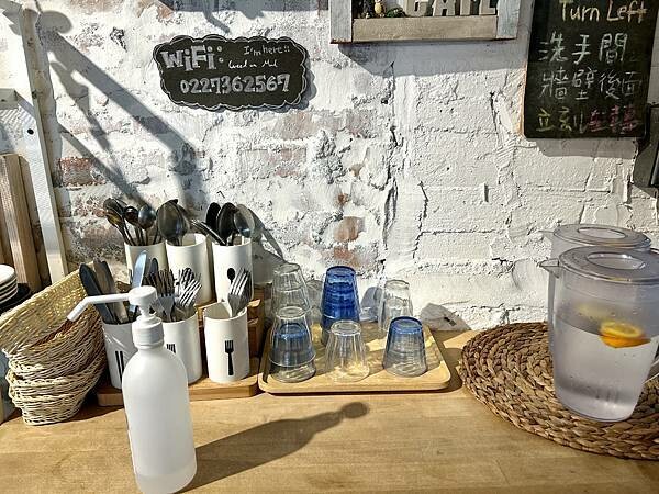 捷運文湖線六張犁站附近咖啡輕食推薦/草泥CAFE/帶媽媽來享受美食與悠閒的下午時光/有插座與免費WIFI/付款方