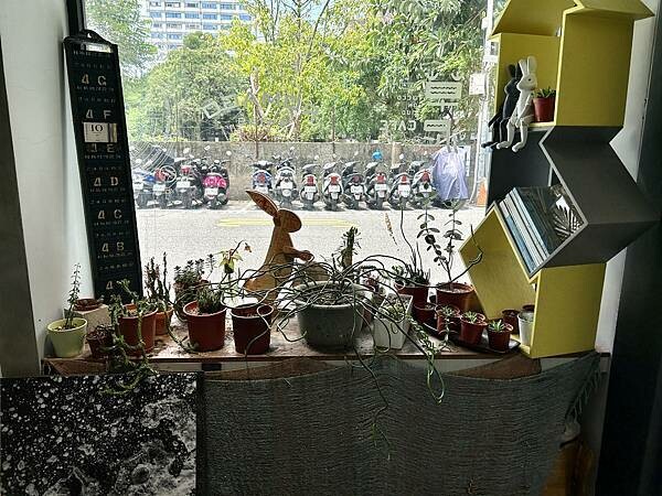 捷運文湖線六張犁站附近咖啡輕食推薦/草泥CAFE/帶媽媽來享受美食與悠閒的下午時光/有插座與免費WIFI/付款方