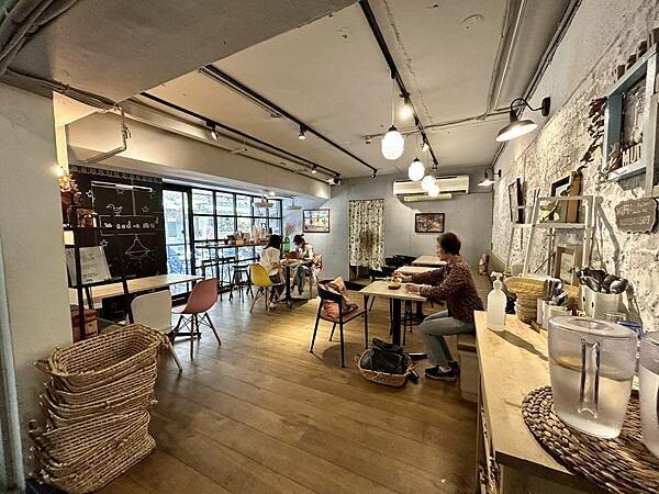 捷運文湖線六張犁站附近咖啡輕食推薦/草泥CAFE/帶媽媽來享受美食與悠閒的下午時光/有插座與免費WIFI/付款方