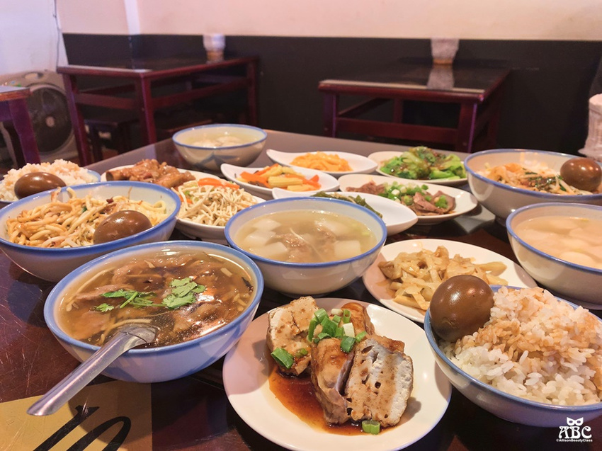 新竹美食|老饕必吃！古早味傳統美食推薦珈賀食堂，舒適空間有冷氣。