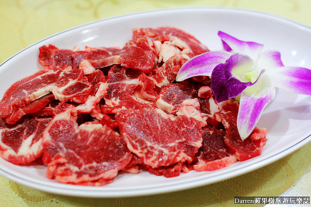 『台北南港捷運站美食』爽牛台南清燙牛肉湯★現點現切新鮮台灣溫體牛/純蔬菜熬煮牛骨高湯火鍋/一個人也可以吃的牛肉鍋/牛肉麵/巧遇冠軍香腸沈記香腸