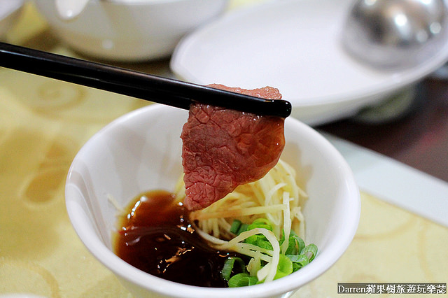 『台北南港捷運站美食』爽牛台南清燙牛肉湯★現點現切新鮮台灣溫體牛/純蔬菜熬煮牛骨高湯火鍋/一個人也可以吃的牛肉鍋/牛肉麵/巧遇冠軍香腸沈記香腸