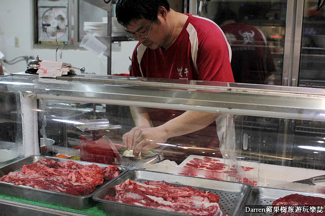 『台北南港捷運站美食』爽牛台南清燙牛肉湯★現點現切新鮮台灣溫體牛/純蔬菜熬煮牛骨高湯火鍋/一個人也可以吃的牛肉鍋/牛肉麵/巧遇冠軍香腸沈記香腸