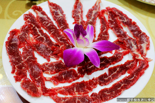 『台北南港捷運站美食』爽牛台南清燙牛肉湯★現點現切新鮮台灣溫體牛/純蔬菜熬煮牛骨高湯火鍋/一個人也可以吃的牛肉鍋/牛肉麵/巧遇冠軍香腸沈記香腸