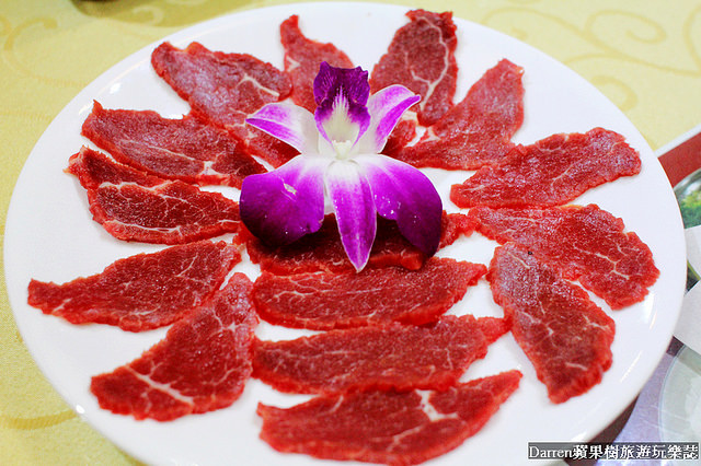 『台北南港捷運站美食』爽牛台南清燙牛肉湯★現點現切新鮮台灣溫體牛/純蔬菜熬煮牛骨高湯火鍋/一個人也可以吃的牛肉鍋/牛肉麵/巧遇冠軍香腸沈記香腸