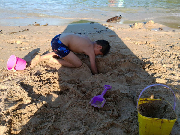 圓圓家出去玩-《基隆景點》每到夏天就要去海邊，外木山大武崙情人海灘，圓圓媽心目中最美的沙灘～