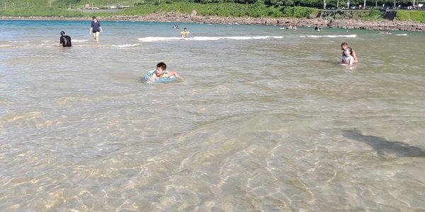 圓圓家出去玩-《基隆景點》每到夏天就要去海邊，外木山大武崙情人海灘，圓圓媽心目中最美的沙灘～
