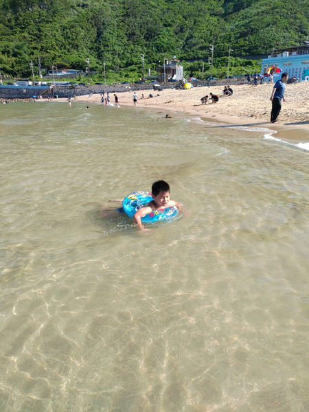 圓圓家出去玩-《基隆景點》每到夏天就要去海邊，外木山大武崙情人海灘，圓圓媽心目中最美的沙灘～