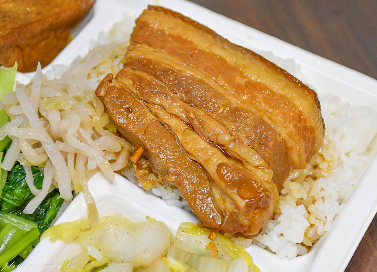 地經營超過20年，下午不休息，爌肉飯／炸排骨飯都是100元