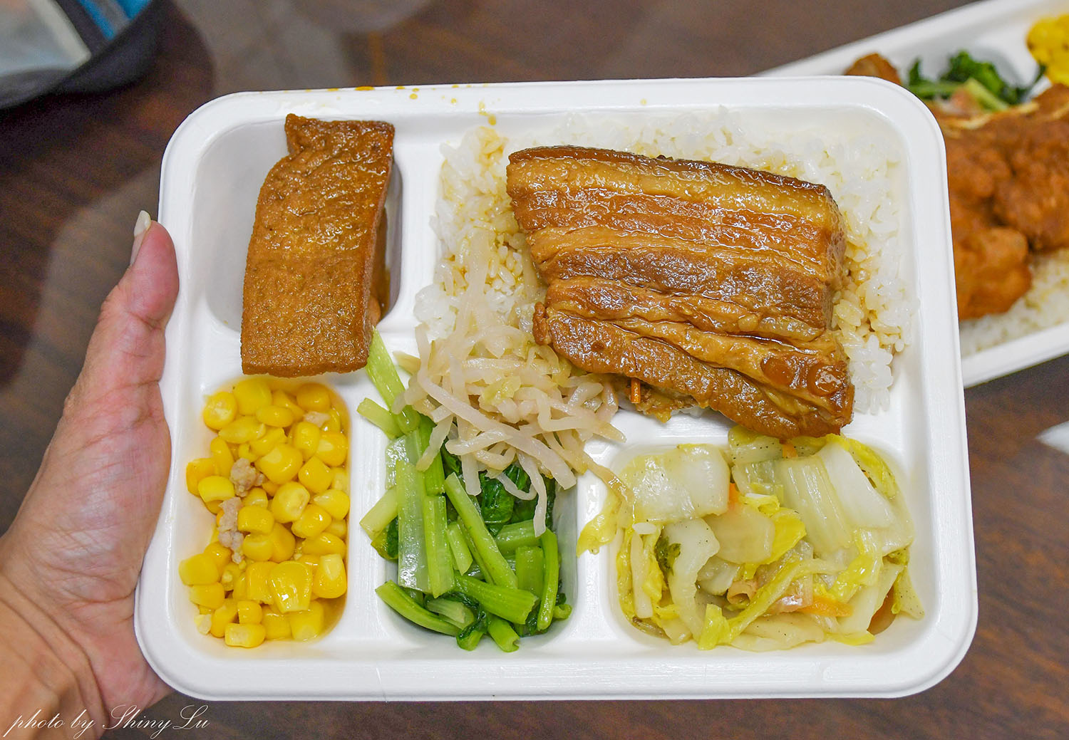 地經營超過20年，下午不休息，爌肉飯／炸排骨飯都是100元