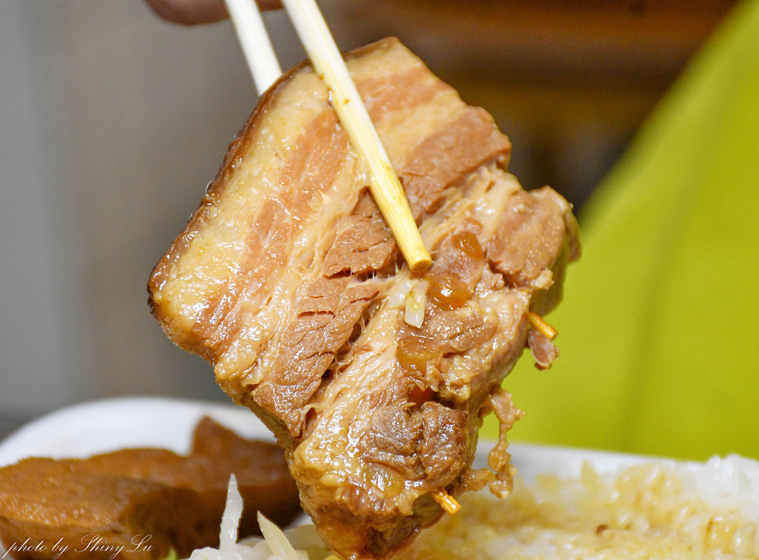 地經營超過20年，下午不休息，爌肉飯／炸排骨飯都是100元