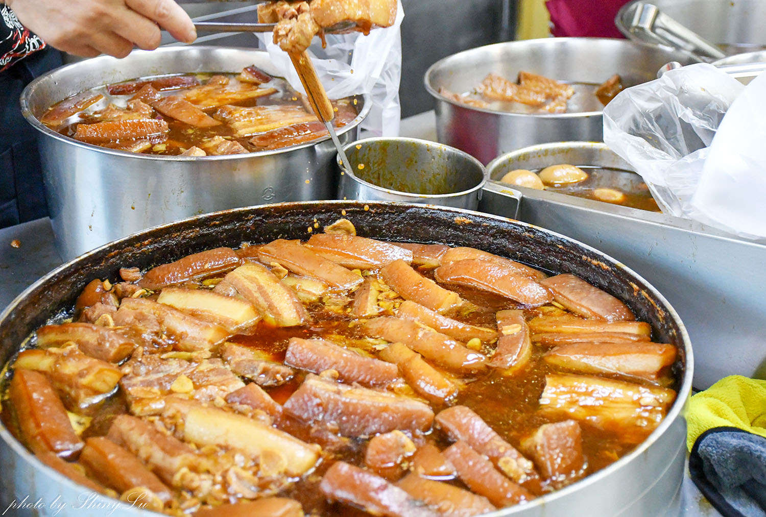 地經營超過20年，下午不休息，爌肉飯／炸排骨飯都是100元