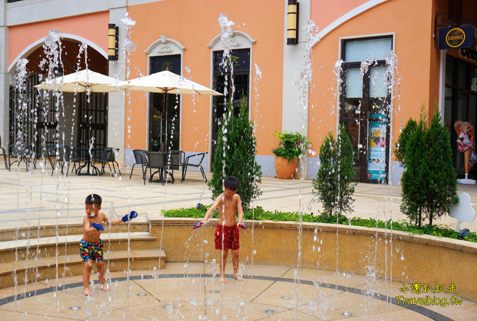台中冰店推薦|台中麗寶Outlet Mall-少女夢幻系散步甜食!CAPATINA 義大利冰淇淋,無脂果霜冰淇淋好吃.低熱量.無反式脂肪又沒負擔~ - 小潔趴趴走(台灣旅遊)
