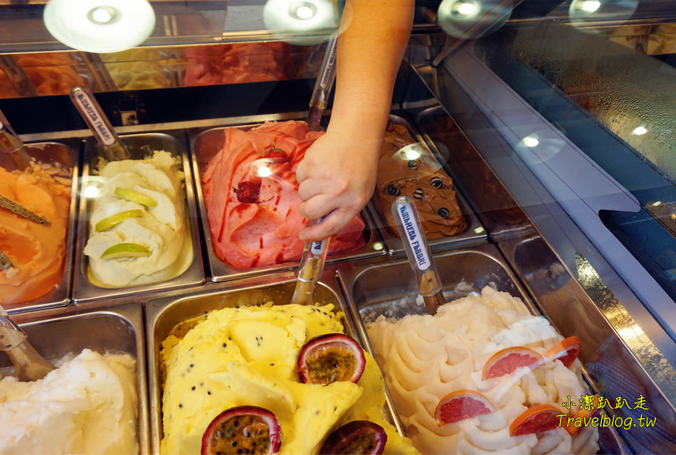 台中冰店推薦|台中麗寶Outlet Mall-少女夢幻系散步甜食!CAPATINA 義大利冰淇淋,無脂果霜冰淇淋好吃.低熱量.無反式脂肪又沒負擔~ - 小潔趴趴走(台灣旅遊)