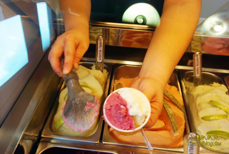 台中冰店推薦|台中麗寶Outlet Mall-少女夢幻系散步甜食!CAPATINA 義大利冰淇淋,無脂果霜冰淇淋好吃.低熱量.無反式脂肪又沒負擔~ - 小潔趴趴走(台灣旅遊)