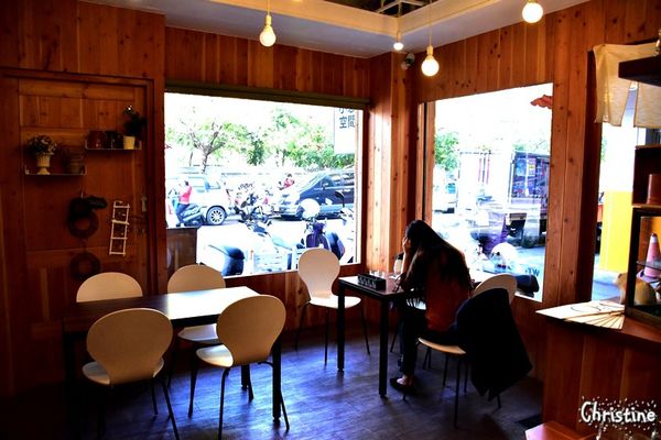 【南投。草屯】 小憩空間,早午餐/下午茶/輕食/鬆餅甜點,熱壓吐司,每日限定手作甜食,文創的雜貨小木屋