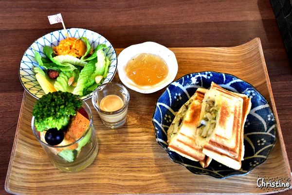 【南投。草屯】 小憩空間,早午餐/下午茶/輕食/鬆餅甜點,熱壓吐司,每日限定手作甜食,文創的雜貨小木屋