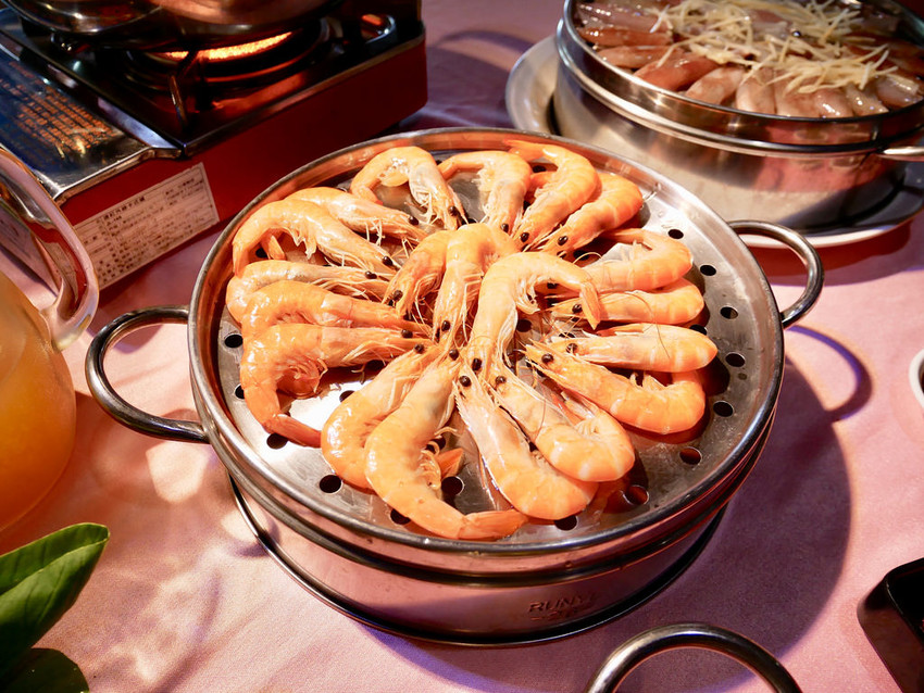 [新北板橋] 港籍師傅坐鎮廣香龍華樓餐廳蒸籠火鍋海底蒸鮮鍋 / 鮮醇濃郁的精華湯底結合肥美甜鮮的嚴選海味 / 板橋港式飲茶