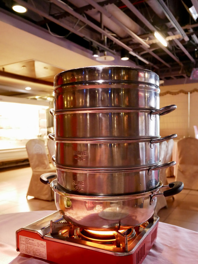 [新北板橋] 港籍師傅坐鎮廣香龍華樓餐廳蒸籠火鍋海底蒸鮮鍋 / 鮮醇濃郁的精華湯底結合肥美甜鮮的嚴選海味 / 板橋港式飲茶