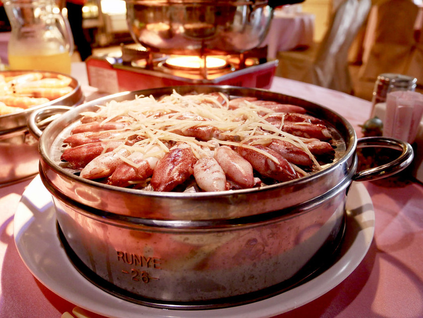 [新北板橋] 港籍師傅坐鎮廣香龍華樓餐廳蒸籠火鍋海底蒸鮮鍋 / 鮮醇濃郁的精華湯底結合肥美甜鮮的嚴選海味 / 板橋港式飲茶