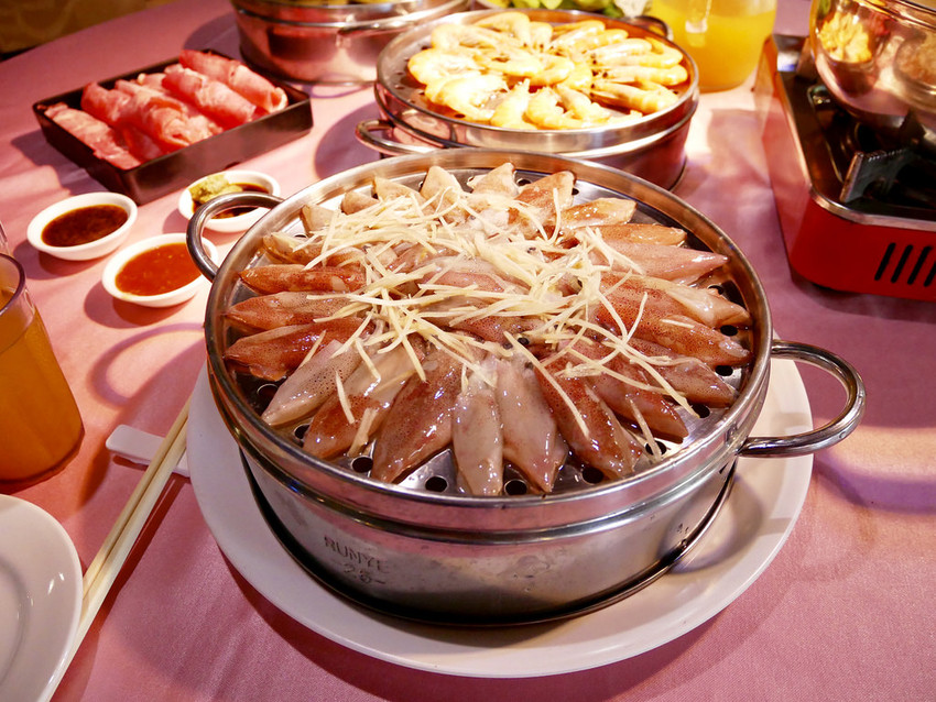 [新北板橋] 港籍師傅坐鎮廣香龍華樓餐廳蒸籠火鍋海底蒸鮮鍋 / 鮮醇濃郁的精華湯底結合肥美甜鮮的嚴選海味 / 板橋港式飲茶