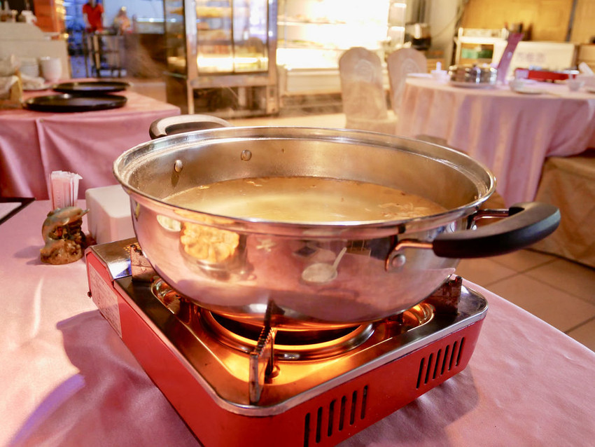 [新北板橋] 港籍師傅坐鎮廣香龍華樓餐廳蒸籠火鍋海底蒸鮮鍋 / 鮮醇濃郁的精華湯底結合肥美甜鮮的嚴選海味 / 板橋港式飲茶