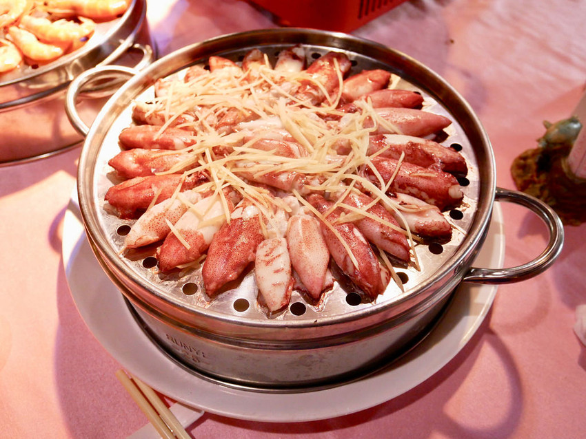 [新北板橋] 港籍師傅坐鎮廣香龍華樓餐廳蒸籠火鍋海底蒸鮮鍋 / 鮮醇濃郁的精華湯底結合肥美甜鮮的嚴選海味 / 板橋港式飲茶