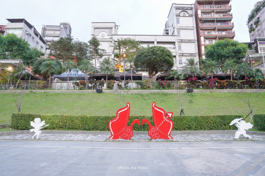 美翻了‼ 2020碧潭水舞登場(2020/2/14~2020/04/12)，只有碧潭能超越碧潭！漩渦造型水舞、鳳凰水舞、粉紅愛情燈廊，小吃美食一次滿足。