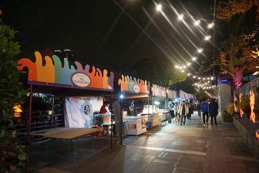 美翻了‼ 2020碧潭水舞登場(2020/2/14~2020/04/12)，只有碧潭能超越碧潭！漩渦造型水舞、鳳凰水舞、粉紅愛情燈廊，小吃美食一次滿足。