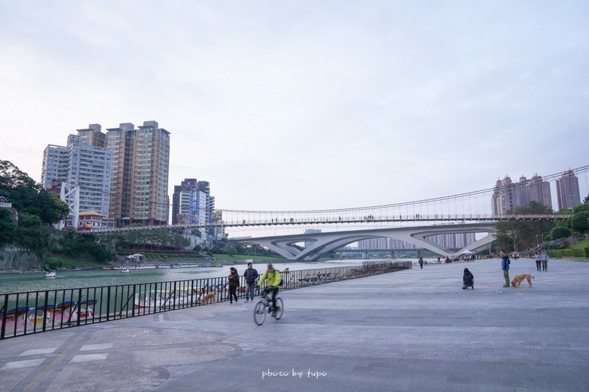 美翻了‼ 2020碧潭水舞登場(2020/2/14~2020/04/12)，只有碧潭能超越碧潭！漩渦造型水舞、鳳凰水舞、粉紅愛情燈廊，小吃美食一次滿足。