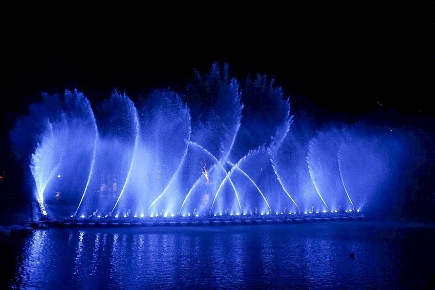 美翻了‼ 2020碧潭水舞登場(2020/2/14~2020/04/12)，只有碧潭能超越碧潭！漩渦造型水舞、鳳凰水舞、粉紅愛情燈廊，小吃美食一次滿足。