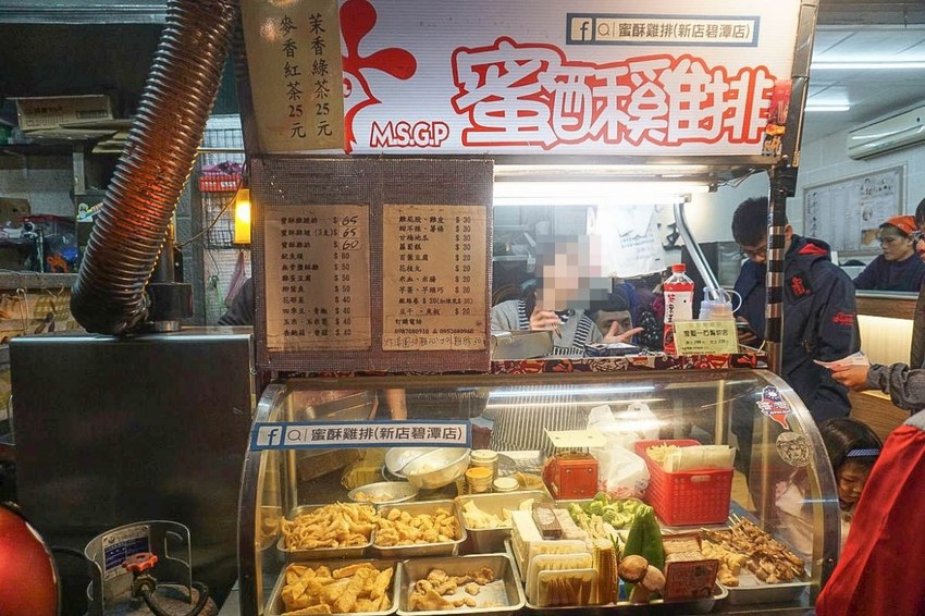 美翻了‼ 2020碧潭水舞登場(2020/2/14~2020/04/12)，只有碧潭能超越碧潭！漩渦造型水舞、鳳凰水舞、粉紅愛情燈廊，小吃美食一次滿足。