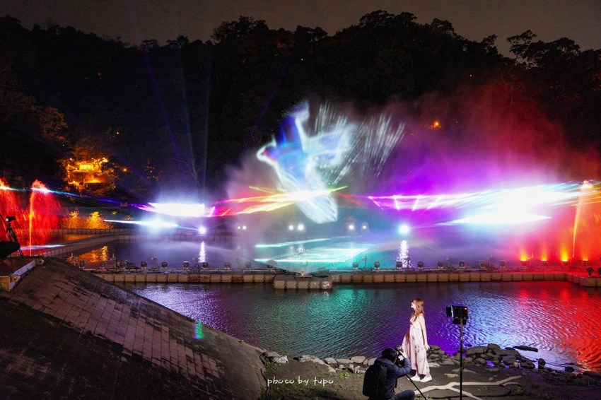美翻了‼ 2020碧潭水舞登場(2020/2/14~2020/04/12)，只有碧潭能超越碧潭！漩渦造型水舞、鳳凰水舞、粉紅愛情燈廊，小吃美食一次滿足。