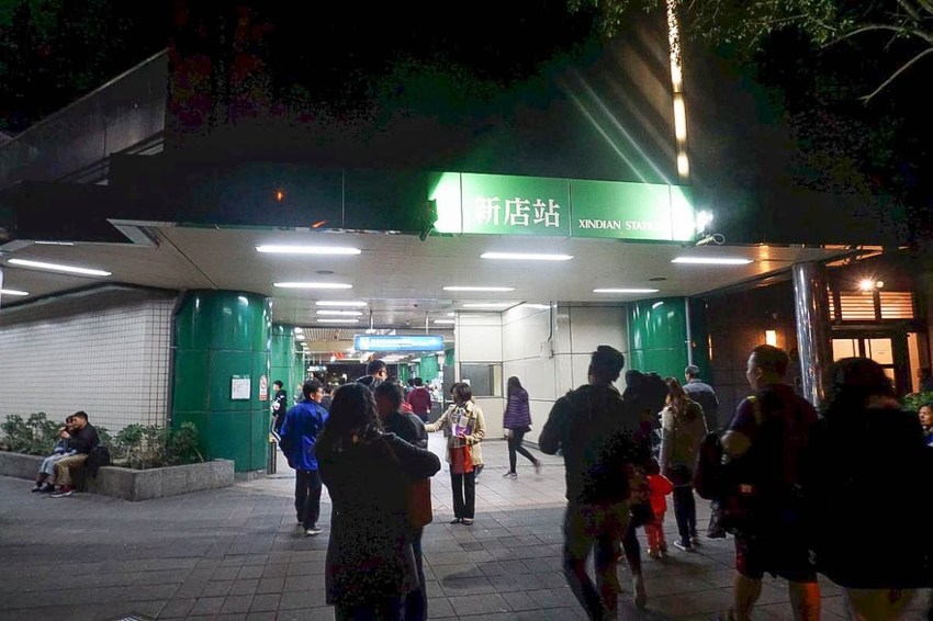 美翻了‼ 2020碧潭水舞登場(2020/2/14~2020/04/12)，只有碧潭能超越碧潭！漩渦造型水舞、鳳凰水舞、粉紅愛情燈廊，小吃美食一次滿足。