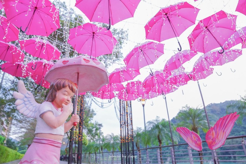 美翻了‼ 2020碧潭水舞登場(2020/2/14~2020/04/12)，只有碧潭能超越碧潭！漩渦造型水舞、鳳凰水舞、粉紅愛情燈廊，小吃美食一次滿足。