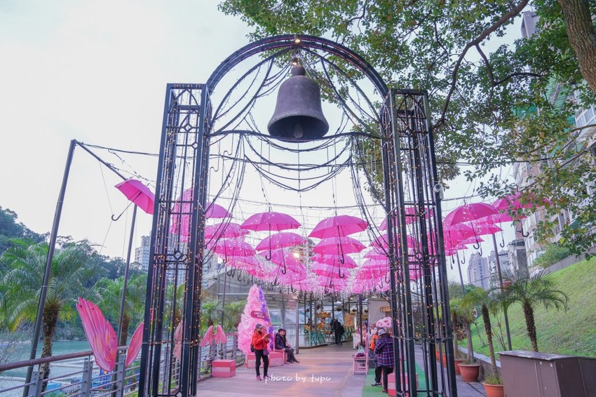 美翻了‼ 2020碧潭水舞登場(2020/2/14~2020/04/12)，只有碧潭能超越碧潭！漩渦造型水舞、鳳凰水舞、粉紅愛情燈廊，小吃美食一次滿足。