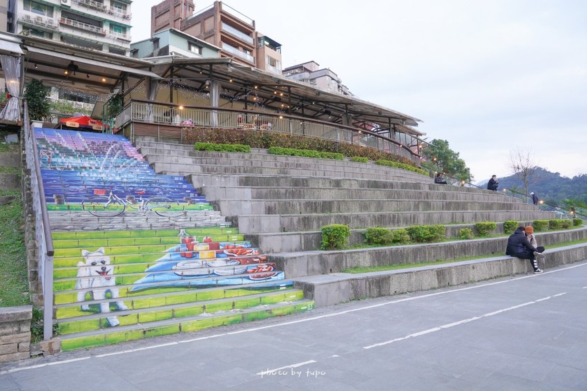 美翻了‼ 2020碧潭水舞登場(2020/2/14~2020/04/12)，只有碧潭能超越碧潭！漩渦造型水舞、鳳凰水舞、粉紅愛情燈廊，小吃美食一次滿足。