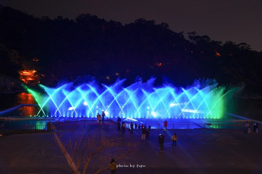 美翻了‼ 2020碧潭水舞登場(2020/2/14~2020/04/12)，只有碧潭能超越碧潭！漩渦造型水舞、鳳凰水舞、粉紅愛情燈廊，小吃美食一次滿足。