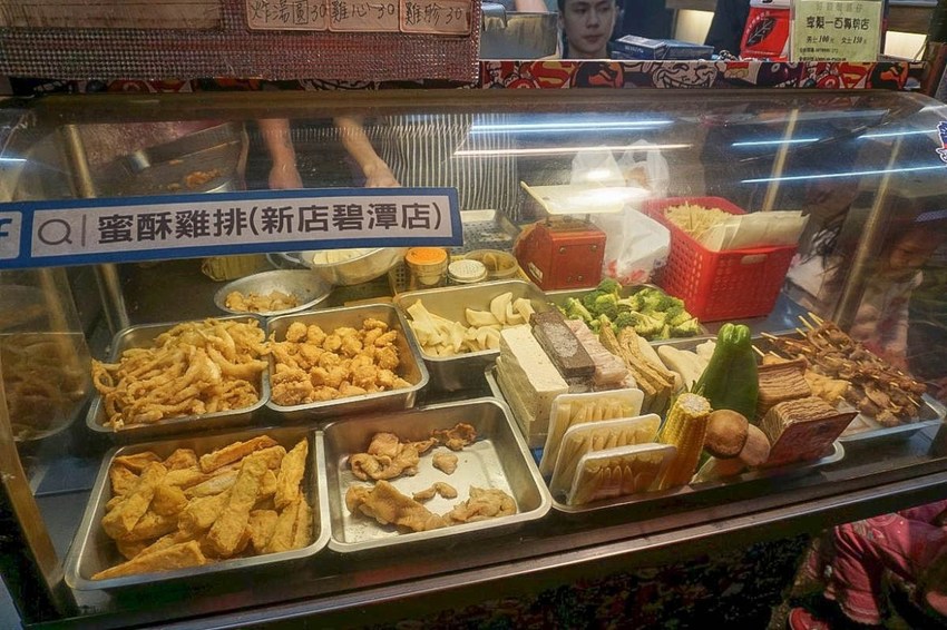 美翻了‼ 2020碧潭水舞登場(2020/2/14~2020/04/12)，只有碧潭能超越碧潭！漩渦造型水舞、鳳凰水舞、粉紅愛情燈廊，小吃美食一次滿足。