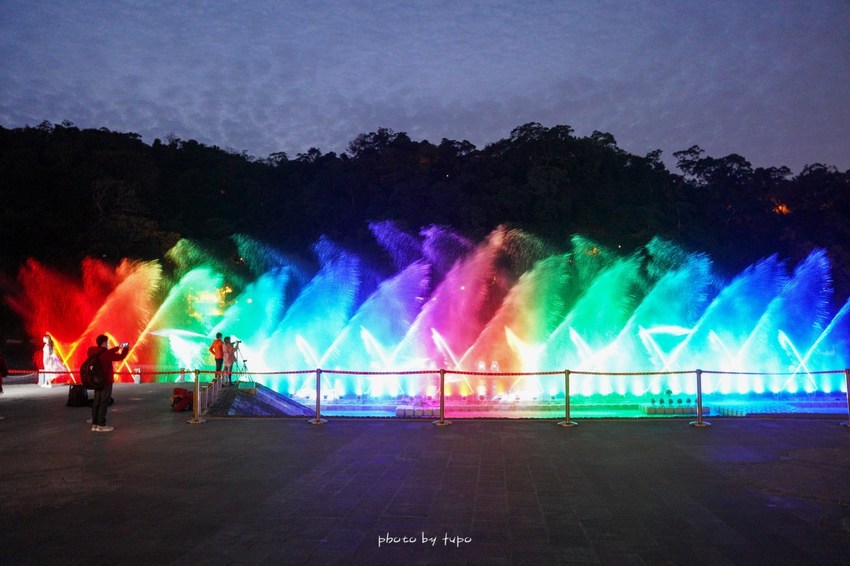 美翻了‼ 2020碧潭水舞登場(2020/2/14~2020/04/12)，只有碧潭能超越碧潭！漩渦造型水舞、鳳凰水舞、粉紅愛情燈廊，小吃美食一次滿足。